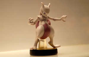 Mewtwo amiibo gamescom 2015.png